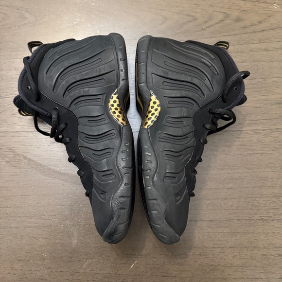 Nike air Foamposite Pro black and gold. boy size
6.5Y - Picture 3 of 9